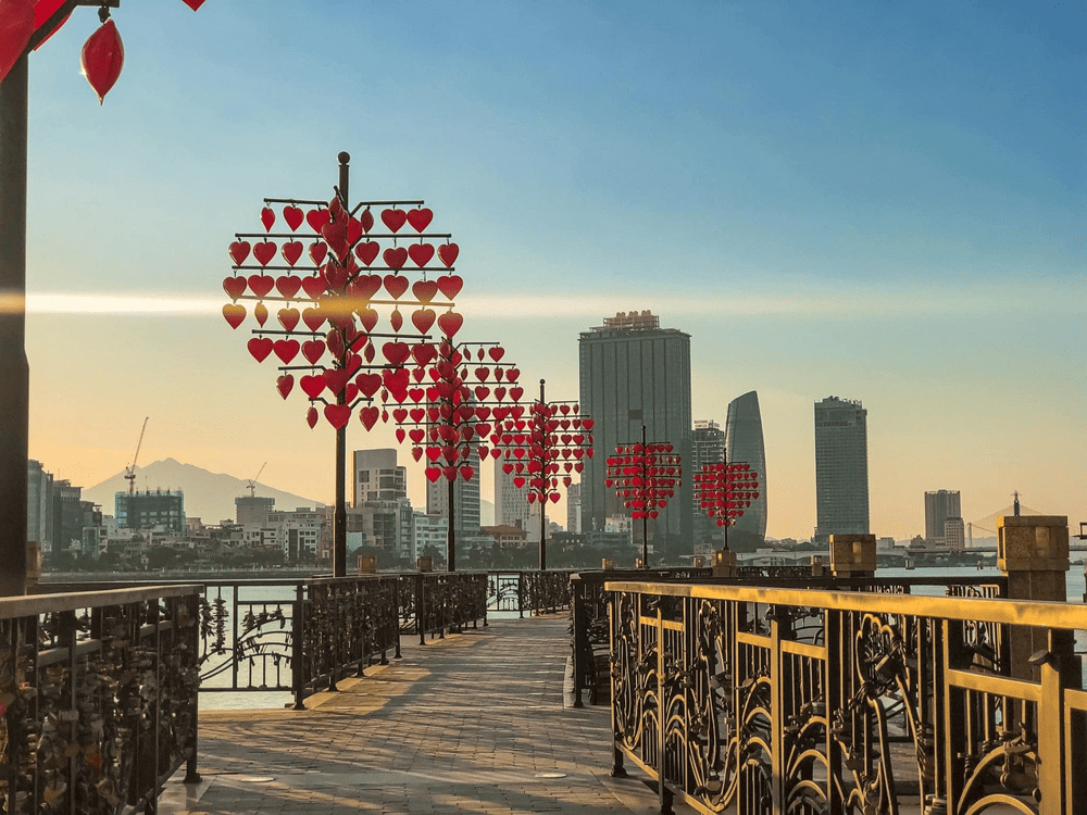 Couples places padlocks on Love Lock bridge with a hope for lasting connection (Source: Pixabay)